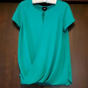 Flowing medium green top